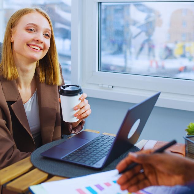 Une femme qui travail à son bureau